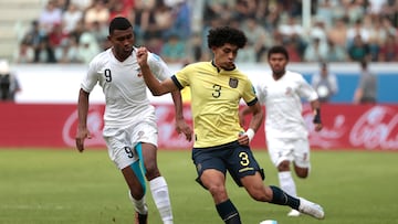 AMDEP2191. SANTIAGO DEL ESTERO (ARGENTINA), 26/05/2023.- Christian García (d) de Ecuador disputa un balón con Eneriko  Matau de Fiyi hoy, en un partido del grupo B de la Copa Mundial de Fútbol sub-20 entre Ecuador y Fiyi en el estadio Único de Ciudades en Santiago del Estero (Argentina). EFE/ Juan Ignacio Roncoroni
