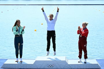 

La infalible neozelandesa de 35 años suma su tercer oro en París para situarse a uno de Larysa Latinina y Katie Ledecky.