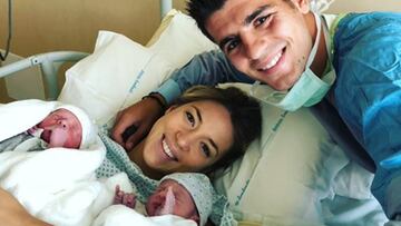 &Aacute;lvaro Morata y Alice Campello con sus dos hijos, Alessandro y Leonardo, nada m&aacute;s nacer