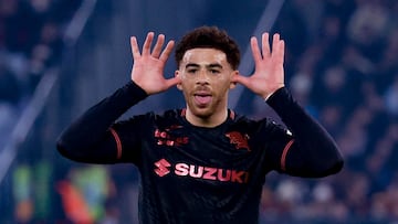 Che Adams celebra un gol.