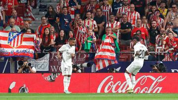 Rodrygo celebra con Vinicius su gol en el Metropolitano en el Atlético-Real Madrid