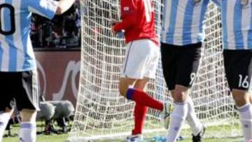 <b>GRAN TRIDENTE DE LA LIGA. </b>Messi, Higuaín y Agüero celebran el tercer gol del jugador del Real Madrid ante el abatimiento del portero y la defensa coreana.