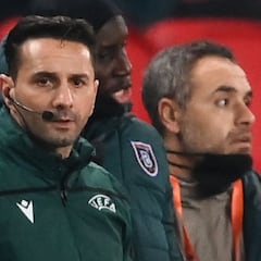 ¿Quién es Sebastian Coltescu, el cuarto árbitro del PSG - Istanbul?