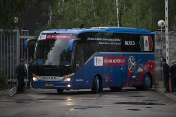 Momentos antes de instalarse, llegaron en este bus mientras la prensa y aficionados los esperaban.