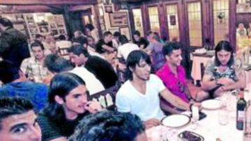 <b>PESOS PESADOS. </b>Agüero, Maxi, Ujfalusi, Heitinga, Forlán, Assunçao, Perea, Maxi, Reyes y Pacheco, en una de las mesas de la comida.