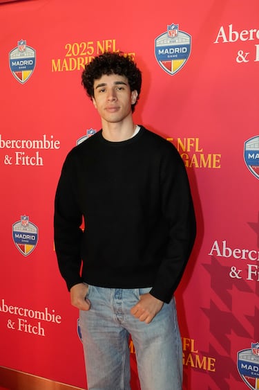 Pablo Santos posa en la alfombra roja previa al partido.