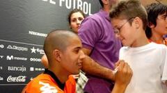 <b>GRAN EXPECTACIÓN. </b>Feghouli firmó a sus nuevos seguidores.