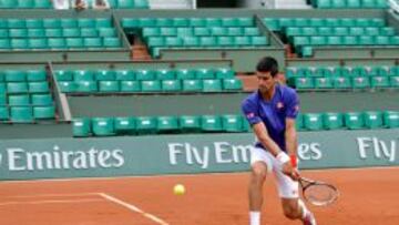 Novak Djokovic, durante un entrenamiento en las instalaciones de Roland Garros.