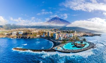 En la foto, vista aérea del Puerto de la Cruz y al fondo el volcán del Teide en la isla de Tenerife.