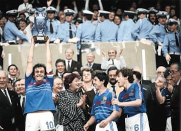 El sueño de España acabó en la final contra Francia. Arconada, que fue durante toda la Eurocopa el mejor de la Selección, falló en el primer gol de los franceses.
Francia campeona en París.
