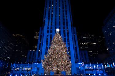 El árbol de Navidad del Rockefeller Center 2025 se enciende para dar la bienvenida temporada navideña.