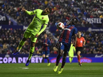 Jeison Murillo jugó su primer partido con el Barcelona ante el Levante en el Estadio Ciudad de Valencia por la ida de los octavos de final de la Copa del Rey. Hizo dupla defensiva junto a Chumi, pero en el remate del partido jugó junto a Lenglet.