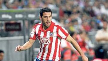 <b>INCISIVO. </b>Maxi eviatndo que un bal¨®n salga por la lateral.