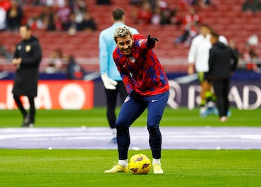 El delantero francés del Atlético de Madrid, Antoine Griezmann, calentando antes del pitido inicial del encuentro.