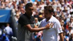 Nick Kyrgios y Stan Wawrinka se saludan tras un partido.