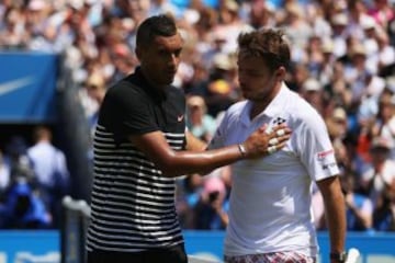 En Montreal 2015, en pleno partido, el australiano le dijo al suizo: "Kokkinakis se acostó con tu novia, siento decírtelo, colega". Wawrinka, que en la cancha no escuchó, luego lo criticó duramente y Kyrgios pidió disculpas a través de Facebook. Recibió una sanción económica.