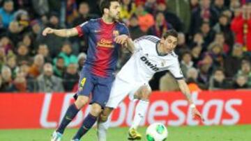 Di Mar&iacute;a y F&aacute;bregas durante el partido de Copa del Rey en el Camp Nou.  