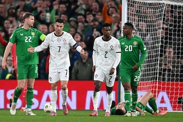 Cristiano Ronaldo es expulsado por un codazo a O´Shea en la espalda sin balón. El árbitro revisa la jugada en el VAR y le muestra la cartulina roja.