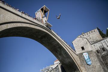 Oleksiy Prygorov salta desde un puente de la ciudad de Mostar.