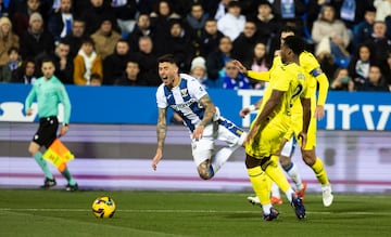 Raba fuerza el penalti del 2-1.