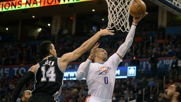 Russell Westbrook deja una bandeja ante Danny Green.