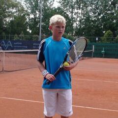 ¿Adivinas quién es este joven tenista que ahora brilla en el fútbol?