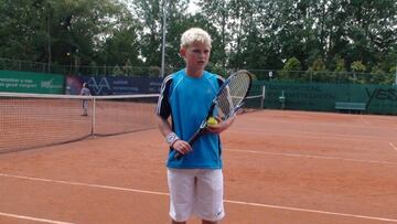 ¿Adivinas quién es este joven tenista que ahora brilla en el fútbol?