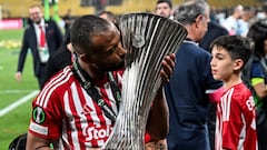 Olympiakos' Moroccan striker #09 Ayoub el-Kaabi kisses the trophy after winning the UEFA Europa Conference League final football match between Olympiakos and Fiorentina at the AEK Arena in Athens on May 29, 2024. (Photo by Aris MESSINIS / AFP)
