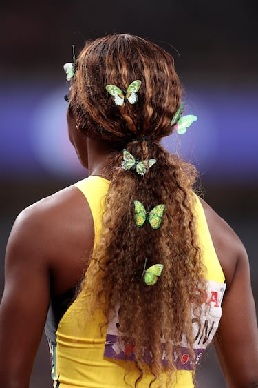 Shiann Salmon, del equipo de Jamaica, observa antes de competir en la final femenina de 800 metros vallas, durante el séptimo día del Campeonato Mundial de Atletismo Tokio. 