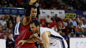 Vitor Benite trata de superar la defensa de Holt.