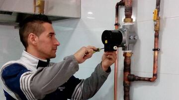 Un fontanero trabajando
EUROPA PRESS (Foto de ARCHIVO)
10/03/2015