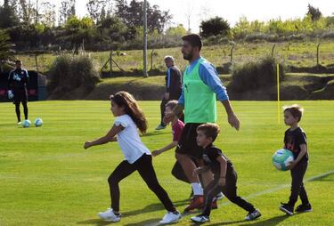Tabárez plays down Luis Suárez cyst injury: "He's ready to play"