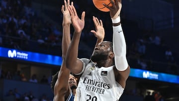 El pívot del Real Madrid Bruno Fernando en acción durante su partido de la 3ª jornada de la Liga Endesa de baloncesto disputado entre el Real Madrid y el San Pablo Burgos, este domingo en el Movistar Arena de Madrid.