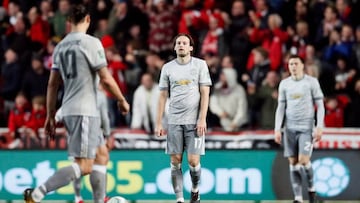 Zlatan Ibrahimovic y Daley Blind en una imagen del encuentro de la Carabao Cup (Copa de la Liga inglesa) disputado contra el Bristol City.