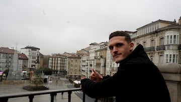 Rafa Marín posa para AS en la Plaza de la Virgen Blanca de Vitoria.