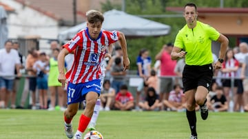 Jano Monserrate controla el balón durante el partido contra el Numancia.