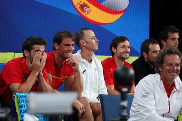 Rafael Nadal junto con el resto del combinado nacional durante el partido de dobles.