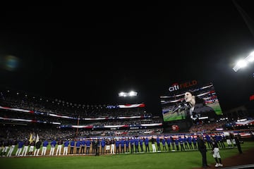 Queens (United States), 17/10/2024.- Abi Carter sings the national anthem before the start of Major League Baseball (MLB) American League Championship Series playoff game three between the Los Angeles Dodgers and the New York Mets in Queens, New York, USA, 16 October 2024. The League Championship Series is the best-of-seven games and is tied 1-1. The winner of the National League Championship Series will face the winner of the American League Championship Series to advance to the World Series. (Liga de Campeones, Nueva York) EFE/EPA/CJ GUNTHER
