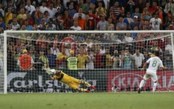 Eurocopa 2012. Partido Portugal-Espa?a. Semifinal. La Selecci車n gan車 a los portugueses en la tanda de penaltis. Iker Casillas par車 uno de los lanzamientos desdde los 11 metros a Joao Moutinho.