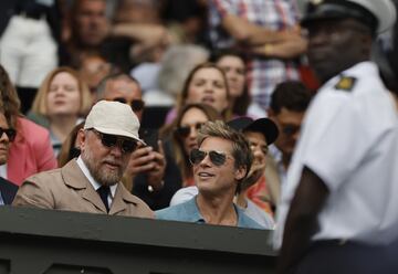 El actor estadounidense Brad Pitt en el centro de la imagen.