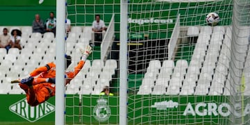 Marc Martínez, del Cartagena, no pudo evitar el gol de Mario García, del Racing, en El Sardinero.