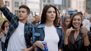 Kendall Jenner sujeta una Pepsi