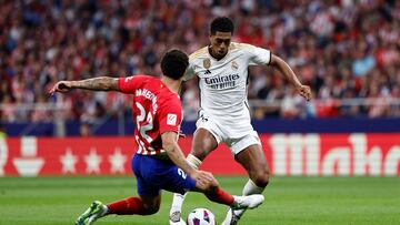 MADRID, 24/09/2023.- El defensa del Atlético de MAdrid Mario Hermoso (i) disputa una posesión con Jude Bellingham, delantero inglés del Real Madrid durante el partido de la sexta jornada de LaLiga que disputan ambos clubes este domingo en el estadio Cívitas Metropolitano . EFE/Rodrigo Jiménez