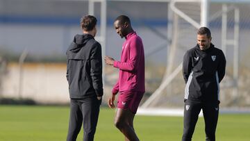 Nianzou habla con Diego Alonso en un entrenamiento.