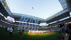 Los jugadores de Real Madrid y Barcelona forman antes del Cl&aacute;sico amistoso que disputaron en el Hard Rock Stadium de Miami en julio de 2017.