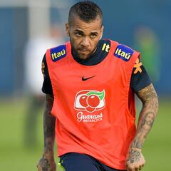 Guardiola, sobre Alves: "Es un jugador increíble, pero ya tenemos dos grandes laterales"