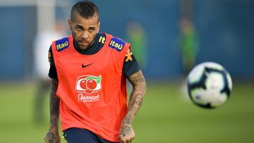 Brazil&#039;s player Dani Alves eyes the ball during a practice session in Porto Alegre, Brazil, on June 24, 2019, ahead a Copa America quarter final football match. (Photo by Raul ARBOLEDA / AFP)