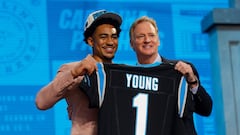 KANSAS CITY, MISSOURI - APRIL 27: (L-R) Bryce Young poses with NFL Commissioner Roger Goodell after being selected first overall by the Carolina Panthers during the first round of the 2023 NFL Draft at Union Station on April 27, 2023 in Kansas City, Missouri.   David Eulitt/Getty Images/AFP (Photo by David Eulitt / GETTY IMAGES NORTH AMERICA / Getty Images via AFP)