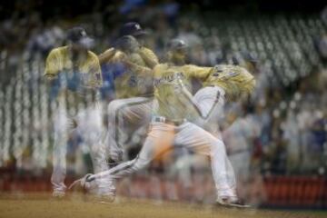 El jugador de béisbol Francisco Rodriguez de los Milwaukee Brewers durante el lanzamiento de la pelota en el partido contra San Diego Padres.