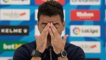 Míchel, emocionado en su rueda de prensa de despedida tras ser destituido como entrenador del Rayo Vallecano.